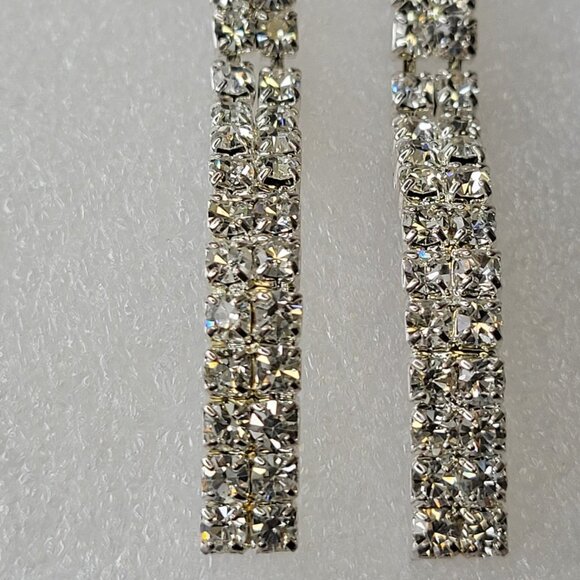 Elegant Rhinestone Earring for the Minimalist - Picture 8 of 9